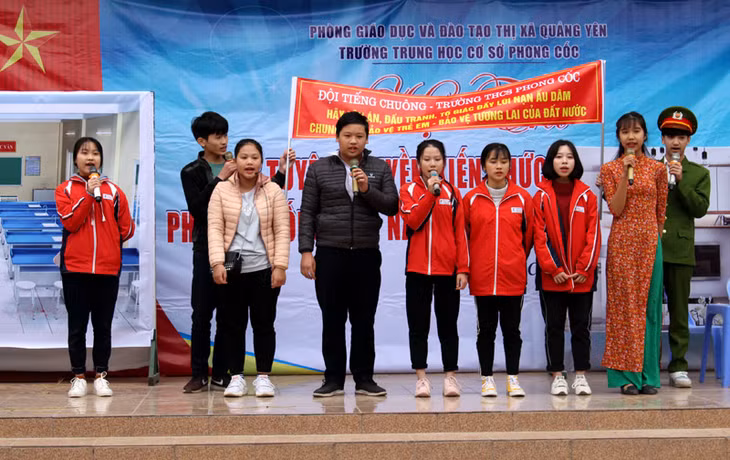 Phần thi của đội Tiếng chuông với phần thi tiểu phẩm “Lạm dụng lòng tin”.