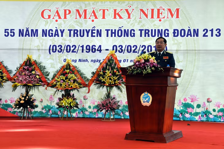 Trung tướng Lê Huy Vịnh, Ủy viên T.Ư Đảng, Ủy viên Quân ủy T.Ư, Tư lệnh Quân chủng Phòng không – Không quân, nguyên Trung đoàn trưởng Trung đoàn 213 phát biểu tại buổi gặp mặt