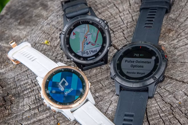 Garmin Fenix 5S Sapphire đang có giá 13 triệu đồng, giảm 2 triệu đồng tại một hệ thống bán lẻ. Thiết bị có thiết kế thể thao, mặt kính sapphire, khung thép không gỉ, thời lượng pin 9 ngày. Model này đạt tiêu chuẩn chống nước 10AT, có thể bơi hay chơi các môn thể thao dưới nước với độ sâu 100 m. Thiết bị hỗ trợ nhiều tính năng theo dõi sức khỏe cũng như việc tập luyện thể thao. Ảnh: Flipboard.
