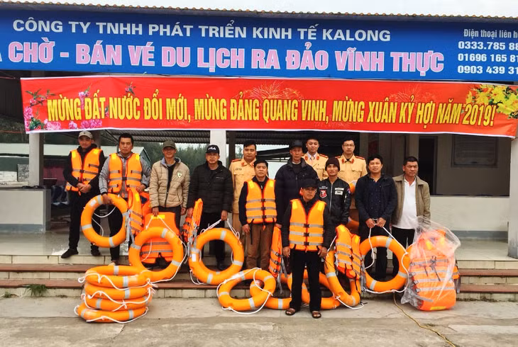 500 áo, phao cứu sinh tặng ngư dân vùng hải đảo ở Móng Cái