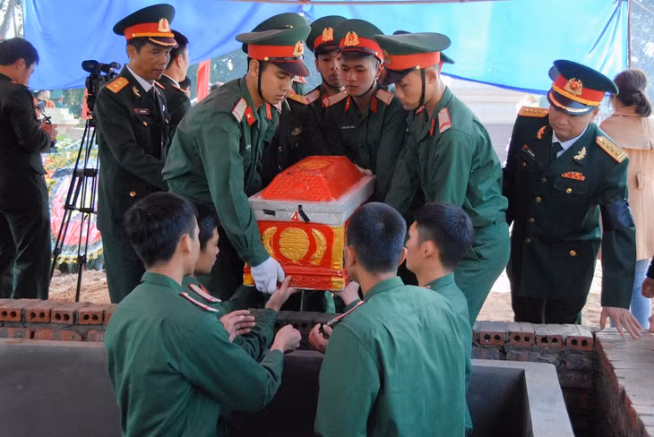 Các thủ tục được thực hiện trang nghiêm, thành kính.