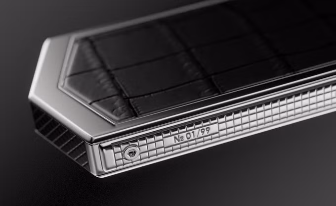 Viking Ragnar Carbon chỉ sản xuất giới hạn 99 chiếc, được khắc số thứ tự ở thân trái.