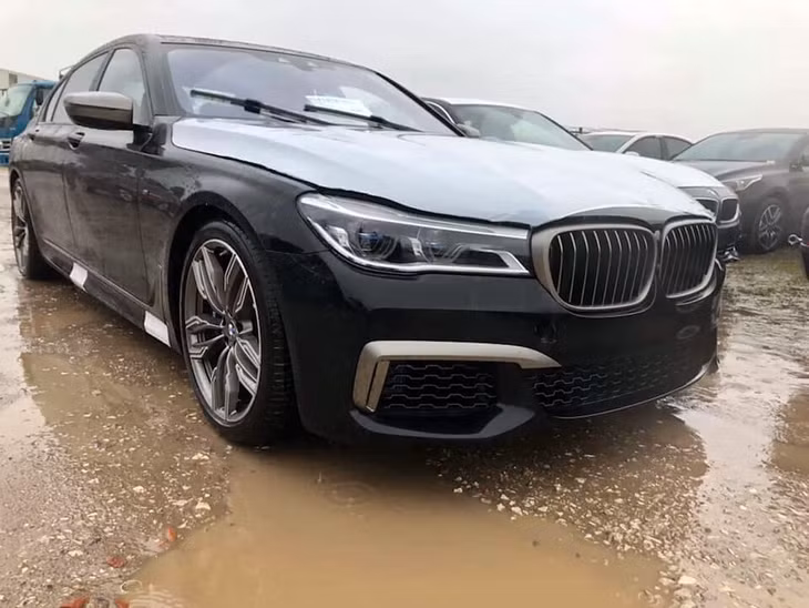 Bộ đôi BMW M760Li và 750Li xuất hiện tại Việt Nam.