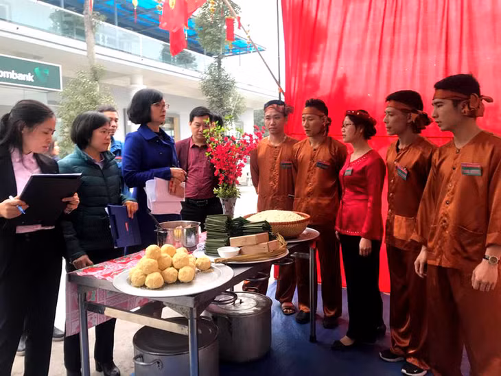 Ban Giám khảo chấm phần thi chuẩn bị nguyên liệu của các đội.