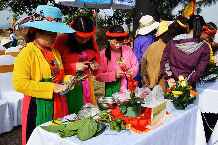 Phần thi trầu têm cánh phượng của các đội đại diện cho các thôn ở xã Lê Lợi.