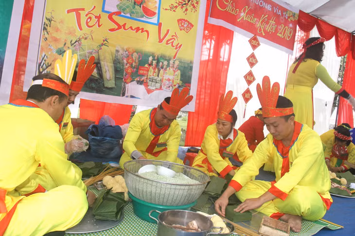  Mỗi đội có một không gian riêng để gói bánh.