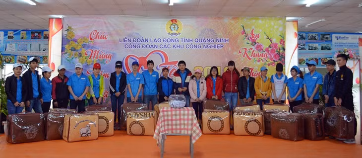 Những chiếc chăn ấm được đại diện doanh nghiệp trao cho người lao động.