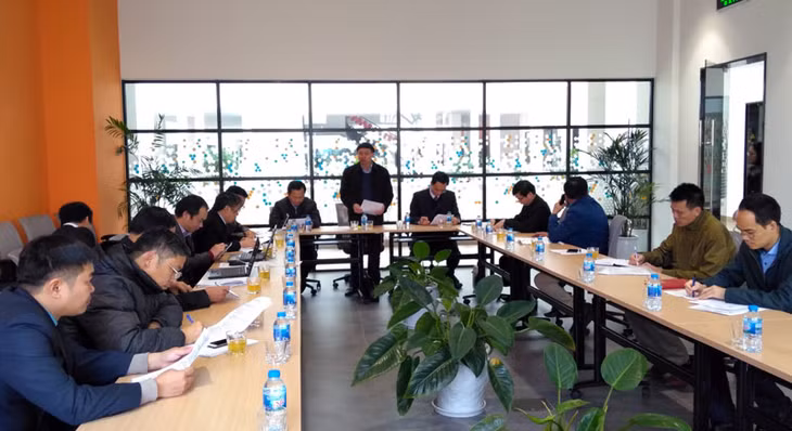 Đồng chí Nguyễn Xuân Ký, Phó Bí thư Thường trực Tỉnh ủy, Phó Chủ tịch Thường trực HĐND tỉnh và đồng chí Cao Tường Huy, Phó Chủ tịch UBND tỉnh kiểm tra thực địa tiến độ giải phóng mặt bằng dự án khu nhà ở công nhân.