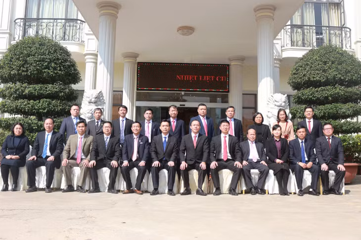 Các đại biểu hai bên chụp ảnh lưu niệm.