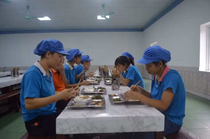 Ăn ca của người lao động tại Công ty TNHH Vinanewtarp Việt Nam.