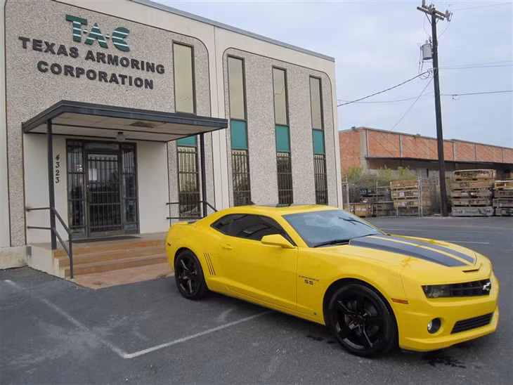 Texas Armoring Chevrolet Camaro: hãng Texas Armoring sẵn sàng bọc thép tất cả những phương tiện khách hàng mang đến, từ SUV cho đến mẫu xe thể thao như Chevrolet Camaro. Mẫu xe thể thao này tăng thêm khoảng 204 kg do các tấm chống đạn bằng vật liệu polyethylene hạng nhẹ cùng kính composite chống đạn thay thế cho nguyên bản. Để bù cho phần cân nặng thêm vào, Texas Armoring cũng nâng cấp động cơ từ 400 lên 550 mã lực. Mỗi chiếc Chevrolet Camaro bọc thép tiêu chuẩn có giá 170.000 USD, chưa kể những tùy chọn thêm. Ảnh: Picssr