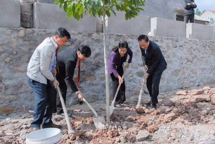 Các đại biểu tham gia lễ trồng cây, tạo cảnh quan cho thôn dân cư mới.