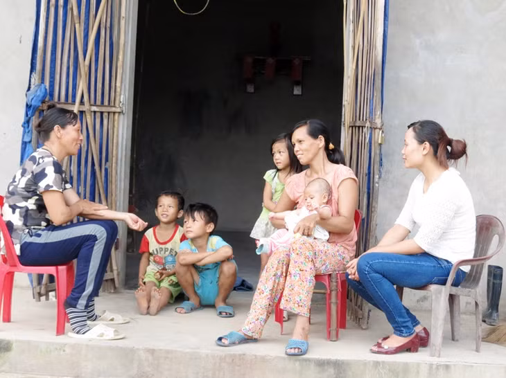 Đội ngũ cán bộ chuyên trách và cán bộ dân số đến tuyên truyền vận động nhân dân thực hiện nghiêm túc chủ trương của Đảng, Nhà nước, thực hiện không sinh con thứ 3 trở lên. 