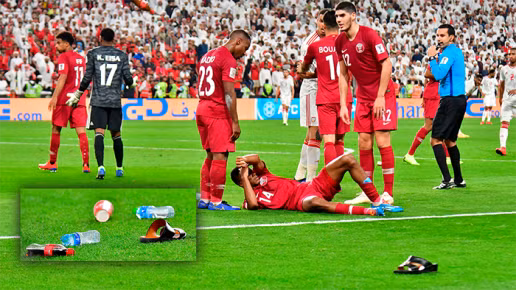  Các cầu thủ Qatar hứng chịu mưa "vật thể lạ" từ các CĐV UAE.