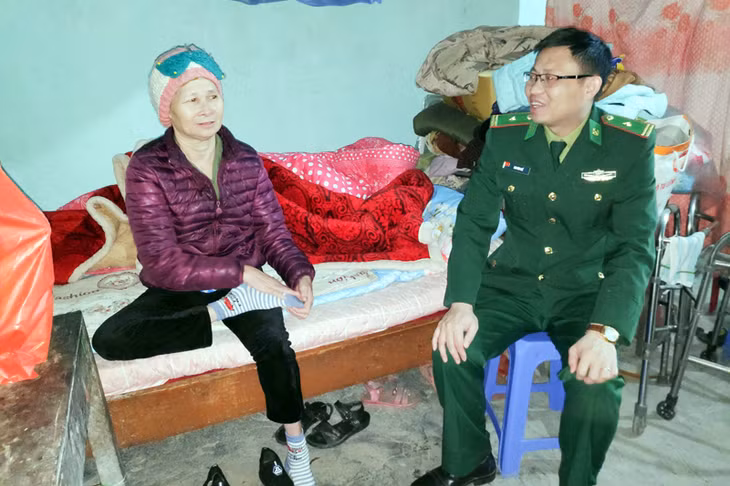 Cán bộ Đồn Biên phòng cửa khẩu Hoành Mô tặng quà Tết cho gia đình ông Trần Đồng Vông ở thôn Cửa Khẩu, xã Hoành Mô (Bình Liêu) 