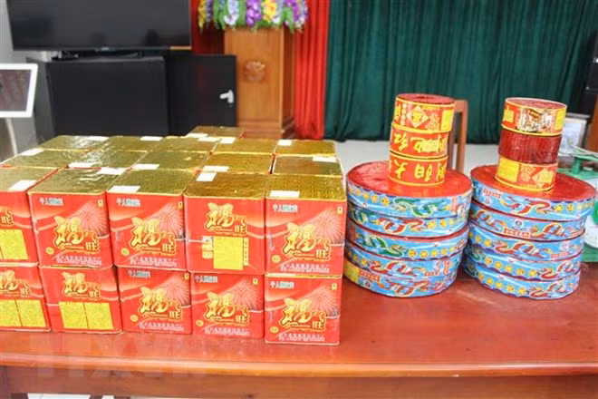 Tang vật một vụ vận chuyển pháo nổ trái phép. (Nguồn: TTXVN)