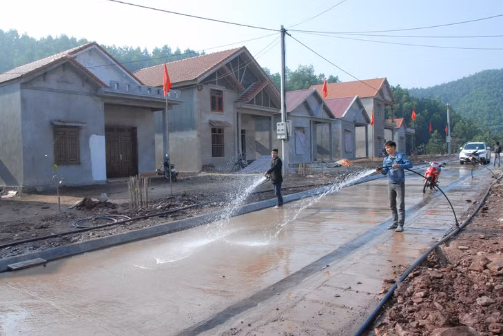 Người dân thôn Khe Lẹ dọn dẹp nhà cửa, đường thôn để khang trang đón tết.