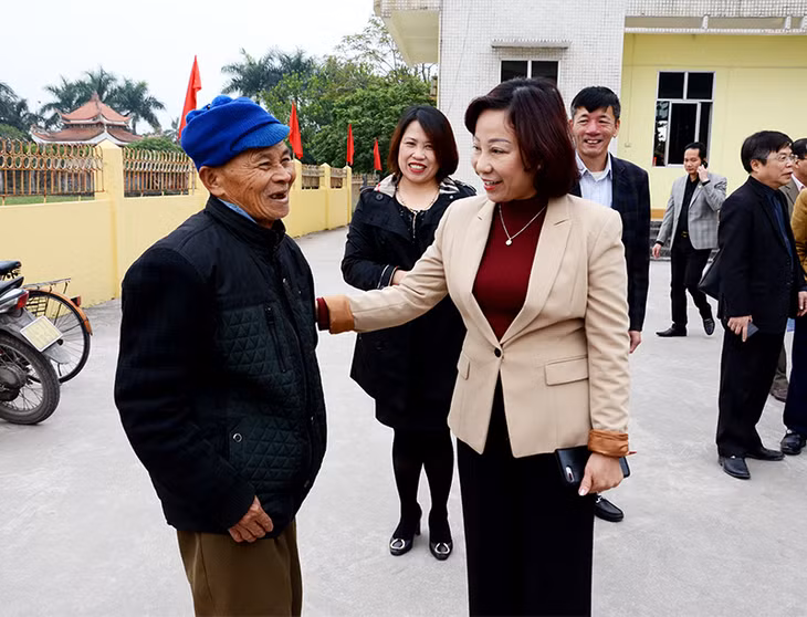 Đồng chí Vũ Thị Thu Thủy, Phó Chủ tịch UBND tỉnh hỏi thăm tình hình đón Tết của người dân phường Kim Sơn, TX Đông Triều.
