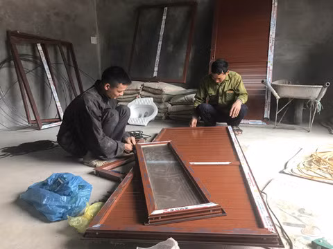 Gia đình anh Vòong A Ửng đang tiến hành lắp cửa xong trước tết để đón năm mới 