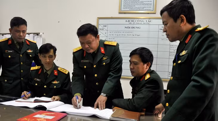 Trung tá Đặng Xuân Bình (đứng giữa) cùng CBCS đơn vị triển khai phương án đảm bảo an toàn bắn pháo hoa Tết Nguyên đán Kỷ Hợi 2019 tại TP Uông Bí. 