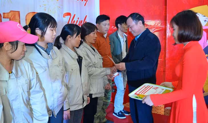 Đồng chí Đỗ Cao Thượng, Phó Chủ tịch LĐLĐ tỉnh trao giải thưởng nhất, nhì, ba cho các đội tham chương trình Sân chơi 