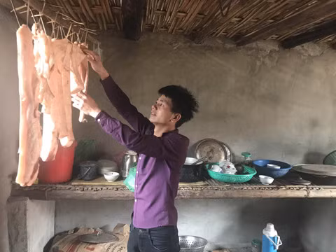 Người dân bắt đầu phơi thịt lợn hun khói để đón một cái Tết Nguyên Đán no đủ trong ngôi nhà mới 