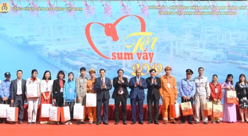 Thủ tướng trao quà Tết cho công nhân nghèo