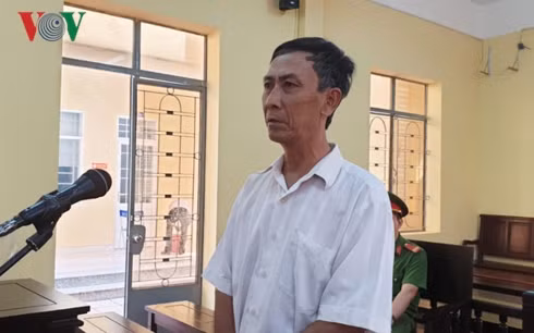 Nguyễn Văn Hùng lãnh án 4 năm tù vì dâm ô 3 học sinh tiểu học.