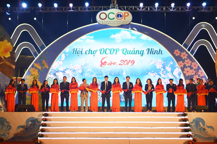 Các đại biểu cắt băng khai mạc hội chợ.