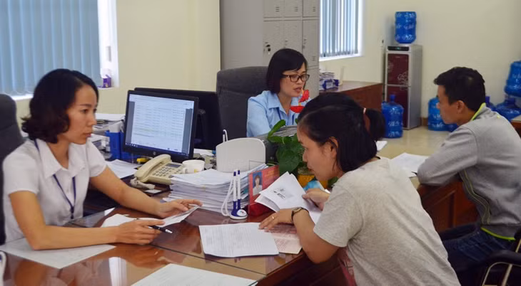 Người dân đến giải quyết thủ tục chính sách BHXH tại Trung tâm HCC TP Cẩm Phả.