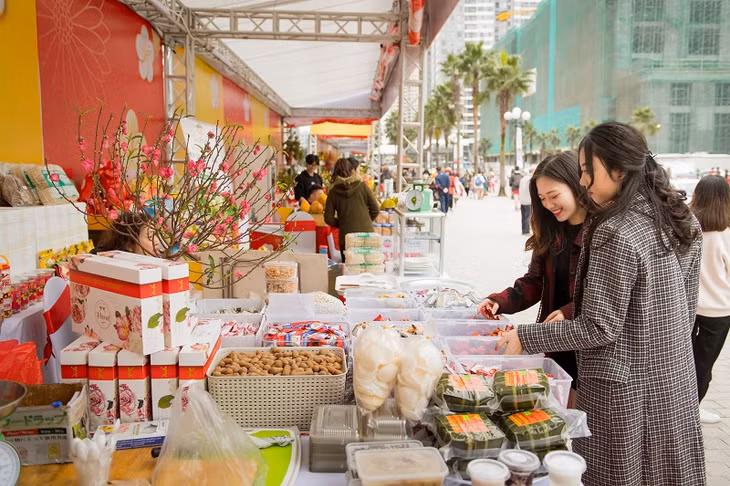 Đặc sản địa phương và các mặt hàng bánh kẹo, thực phẩm Tết đa dạng thu hút khách hàng