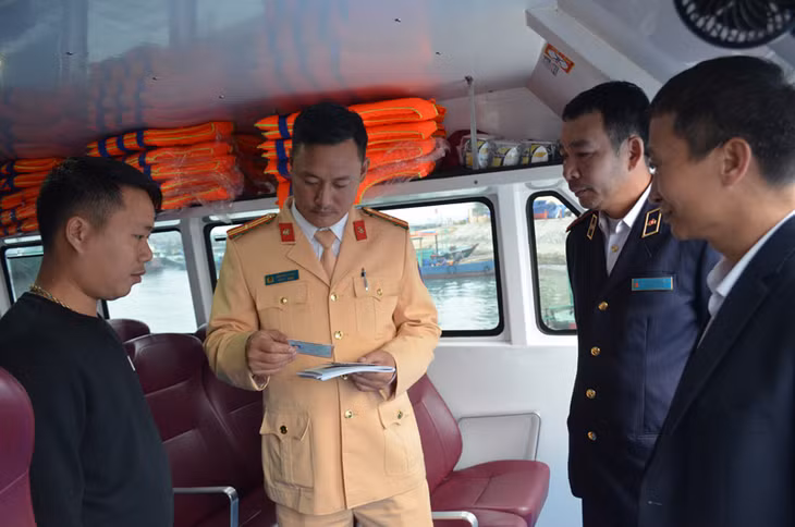 Ban ATGT kiểm tra phương tiện thủy tại bến Vũng Đục (Cẩm Phả)