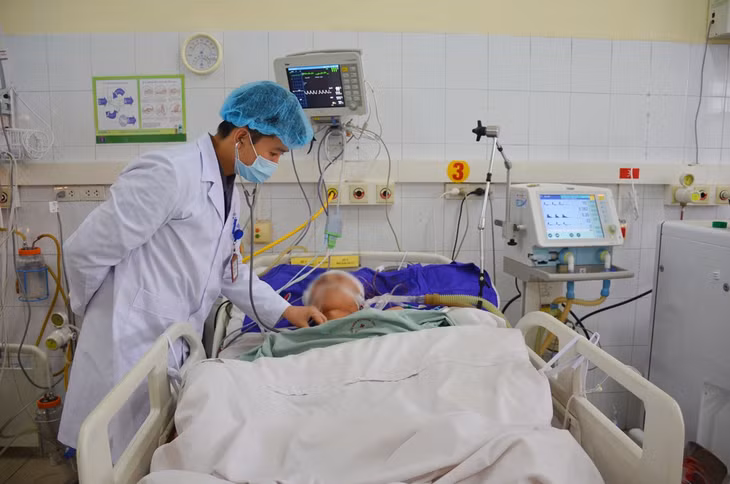 Bệnh nhân bị tai nạn giao thông được chăm sóc 