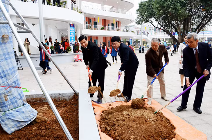 Các đồng chí lãnh đạo tỉnh trồng cây lưu niệm tại khuôn viên Cung Văn hóa thiếu nhi Quảng Ninh.