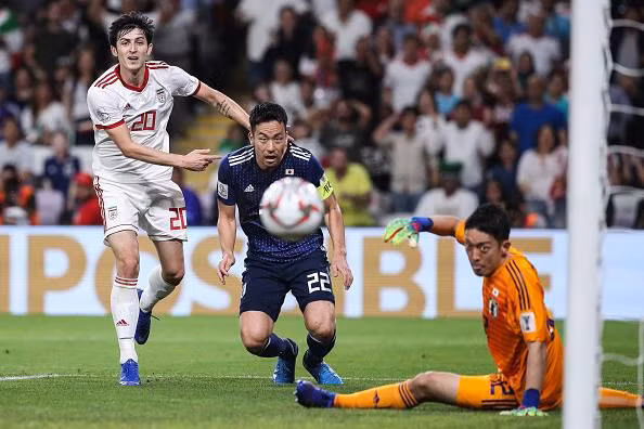 Sardar Azmoun có cơ hội mở tỷ số trong hiệp một.