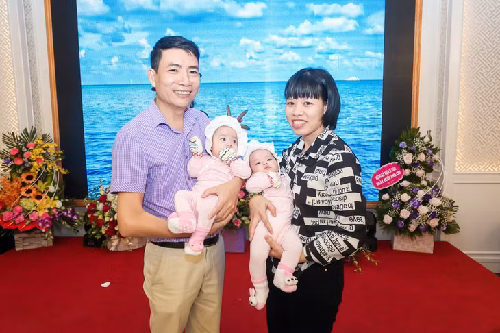 Niềm hạnh phúc của vợ chồng chị Nguyễn Thị Thơm (SN 1980) và anh Hà Đức Phong (SN 1978) sau hành trình 10 năm “tìm con”. 