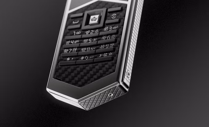 Điện thoại sử dụng bàn phím T9 bằng titan, phần khung carbon charismatic.