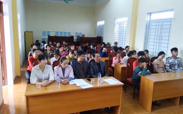 Một buổi tư vấn truyền thông về chăm sóc SKSS vùng biển đảo cho người dân thị xã Quảng Yên.