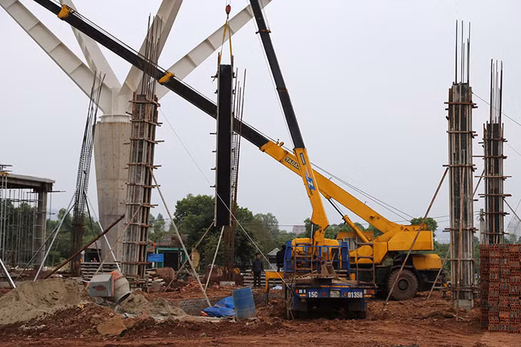 Tích cực thi công hệ thống cọc hạng mục Khối nhà cầu.