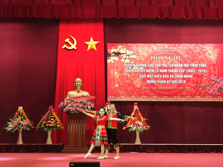 Văn nghệ chào mừng Hội nghị.