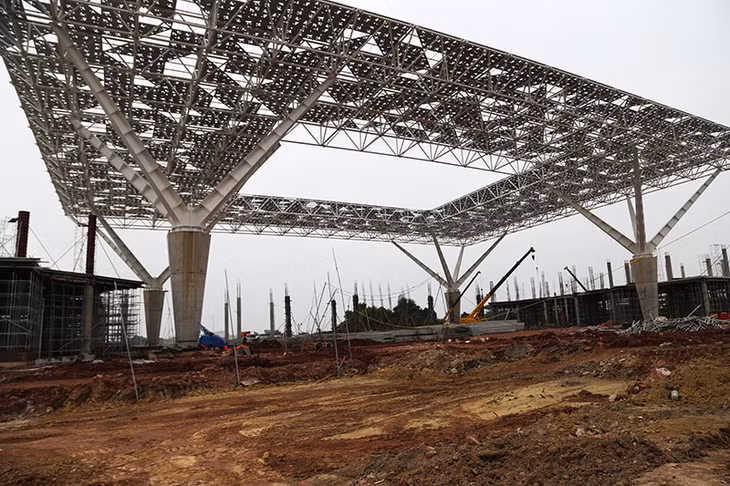 Hiện nayThi công xong hệ dàn mái thép (751 tấn) và lợp xong mái Aluminium (7344m2).