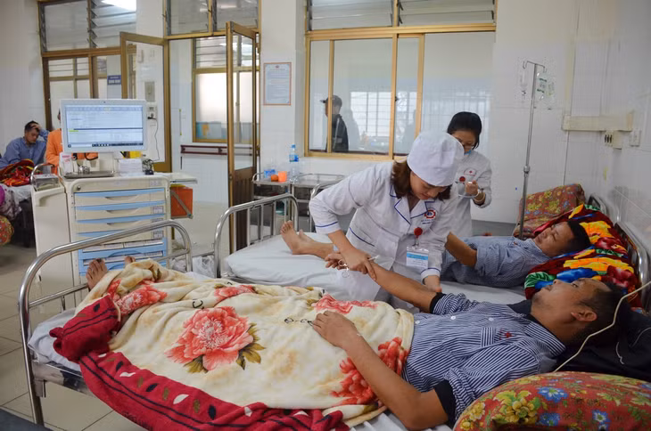 Người bệnh được chăm sóc tại Khoa Chấn thương-Chỉnh hình, Bệnh viện Đa khoa tỉnh.