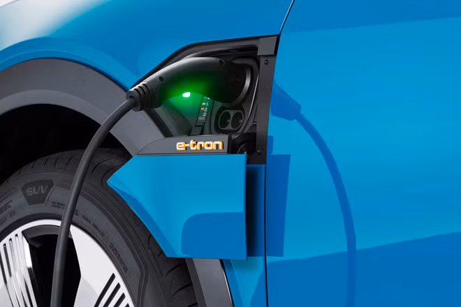 Audi Q3 bản chạy điện ra mắt sớm hơn dự kiến Mẫu SUV cỡ nhỏ chạy điện của Audi dự kiến ra mắt tại Triển lãm Geneva 2019. Xe mang thiết kế tương tự Audi Q3 và sử dụng nền tảng MEB của Volkswagen. Audi Q3 ban chay dien ra mat som hon du kien hinh anh 1 Mặc dù mẫu SUV Audi e-tron chưa chính thức bán ra tại Mỹ, nhưng hãng xe Đức vẫn tiếp tục kế hoạch mở rộng dòng sản phẩm xe điện của mình. Bên cạnh chiếc sedan Audi e-tron GT cạnh tranh với Tesla Model S, hãng cũng sẽ phát triển một mẫu SUV điện cỡ nhỏ thuộc phân khúc thấp hơn chiếc e-tron. Mẫu xe này sử dụng nền tảng MEB của Volkswagen. Audi Q3 ban chay dien ra mat som hon du kien hinh anh 2 Nhiều khả năng mẫu SUV mới sẽ ra mắt trong năm 2020 trước khi được bán vào năm 2021. Tuy nhiên, theo Auto Express, chiếc SUV điện cỡ nhỏ của Audi có thể trình làng sớm hơn nhiều so với dự kiến tại Geneva Motor Show 2019 vào tháng 3 tới. Audi Q3 ban chay dien ra mat som hon du kien hinh anh 3 Giống như e-tron GT, chiếc xe được trưng bày tại Geneva sắp tới sẽ là một bản concept gần giống với bản thương mại, mang một cái nhìn cụ thể và thực tế hơn về mẫu xe điện tiếp theo của Audi. Audi Q3 ban chay dien ra mat som hon du kien hinh anh 4 Trong khi Audi e-tron cạnh tranh với Jaguar I-Pace, Tesla Model X, BMW iX3 và Mercedes EQC, mẫu xe mới về cơ bản là một chiếc Audi Q3 chạy điện. Nó sẽ cạnh tranh với Tesla Model Y và Volvo XC40. Chiếc SUV điện cỡ nhỏ sắp ra mắt của Audi sẽ vay mượn rất nhiều từ thiết kế của Q3 và tích hợp một vài tính năng kiểu dáng độc đáo hơn. Audi Q3 ban chay dien ra mat som hon du kien hinh anh 5 Thông tin về nội thất và giá bán của mẫu xe Audi mới vẫn chưa được tiết lộ. Nhưng với việc sử dụng nền tảng của Audi, chiếc xe sẽ có phần nội thất tối giản hơn. Audi Q3 ban chay dien ra mat som hon du kien hinh anh 6 Audi vẫn chưa xác nhận dung lượng pin trên chiếc SUV mới nhưng dự kiến khoảng 48 kWh, tầm hoạt động 330 km trong một lần sạc. Các phiên bản pin 60 kWh và 80 kWh cũng có thể được bổ sung, cho phép xe di chuyển trong phạm vi gần 500 km. Theo Tuấn Khanh/Zing