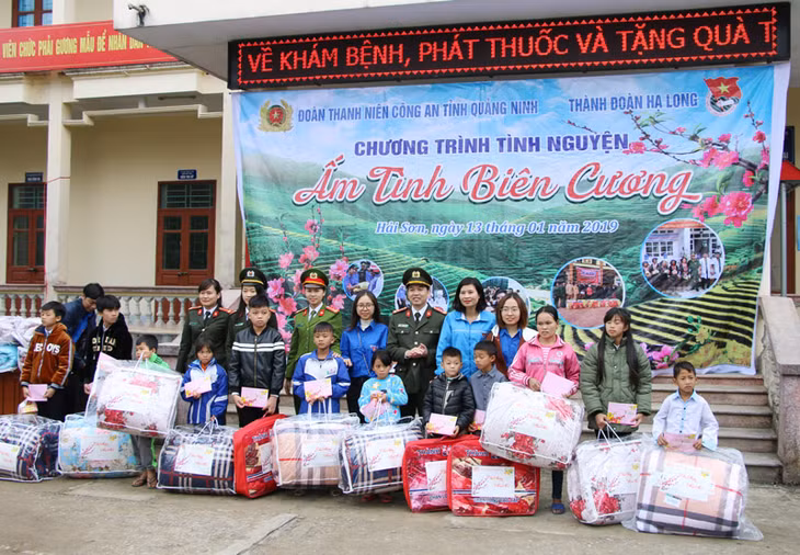 Đoàn Thanh niên Công an tỉnh tặng quà cho trẻ em nghèo xã Hải Sơn (Móng Cái).