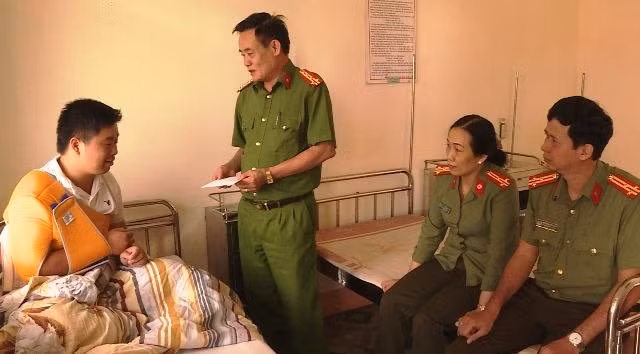 Lãnh đạo Công an tỉnh Đác Lắc đến thăm hỏi, động viên Trung úy Dương Anh Huy đang nằm điều trị tại Bệnh viện Công an tỉnh Đác Lắc.