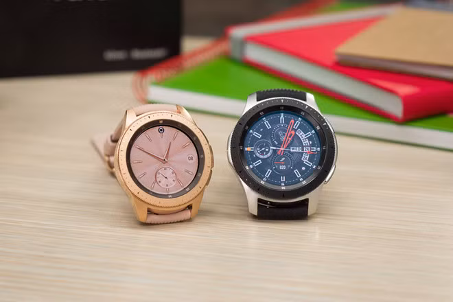 Galaxy Watch được điều chỉnh giảm 500.000 đồng còn 6,5 triệu đồng. Chương trình áp dụng khi khách hàng mua online tại một hệ thống bán lẻ lớn. Model này có thiết kế khá giống Gear S2 Classic nhưng phần viền mỏng hơn. Thiết bị được trang bị kính cường lực Gorilla DX+, đạt chuẩn kháng nước và bụi IP68. Đồng hồ được trang bị bộ xử lý Exynos 9110 và chạy trên nền tảng Tizen OS 4.0. Galaxy Watch cũng trang bị một số tính năng hướng tới sức khỏe bao gồm theo dõi nhịp tim, khả năng theo dõi giấc ngủ, nhắc nhở tập thể dục. Ảnh: Phonearena.