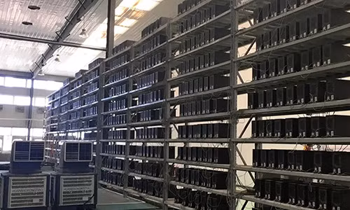 Xưởng đào của Lu có 7.000 máy giữa 2018. Ảnh: Nikkei.