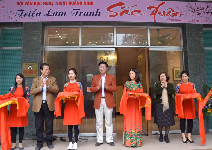 Đại biểu cắt băng khai mạc triển lãm.