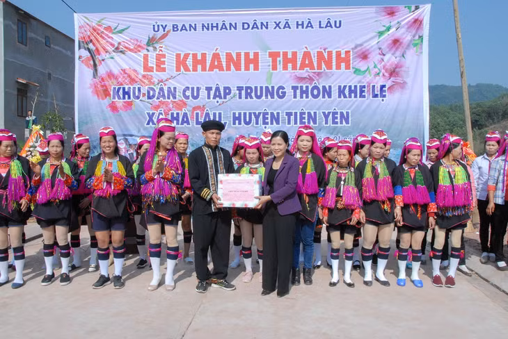 Đồng chí Đỗ Thị Lan, Trưởng Đoàn ĐBQH tỉnh, trao tặng quà mừng lễ khánh thành cho người dân thôn Khe Lẹ.