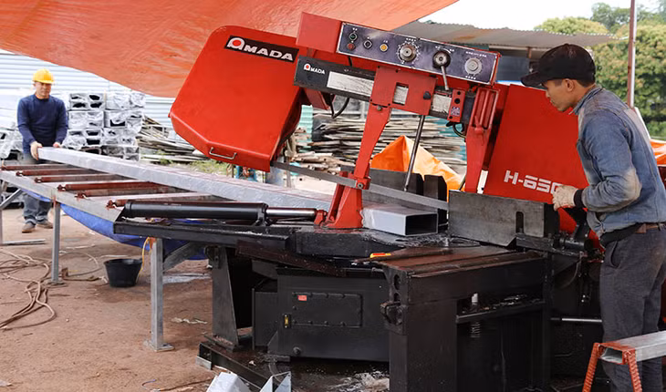 Các chi tiếp phục vụ lắp đặt được khẩn trương gia công ngay tạo công trường để đảm bảo tiến độ của dự án.
